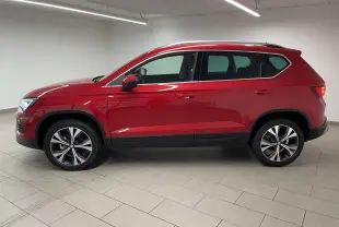 Vue de profil côté gauche du SEAT Ateca 2024 en rouge Velvet avec jantes 18 pouces usinées dans un intérieur neutre.