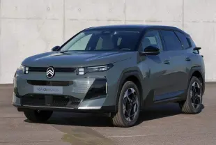 Citroën C5 Aircross hybride vert Astoria avec toit noir, vue 3/4 avant droit, calandre moderne et jantes stylisées.