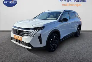 Peugeot 5008 blanc Okenite en 3/4 avant droit, SUV hybride avec calandre distinctive et jantes noires.