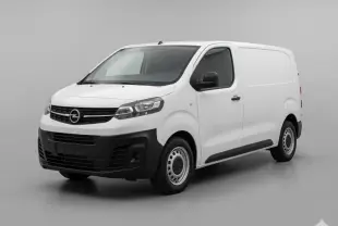Opel Vivaro blanc en 3/4 avant droit, fourgon utilitaire avec pare-chocs noirs et jantes acier simples.
