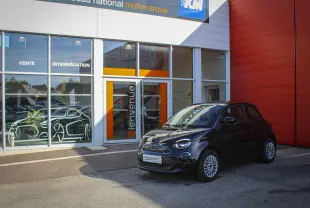 Fiat 500 électrique noire vue en 3/4 avant droit, avec jantes alliage et détails chromés sur calandre.