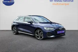 Audi A3 Sportback bleu Navarre métallisé vue 3/4 avant droit sur fond neutre avec jantes alu distinctives.