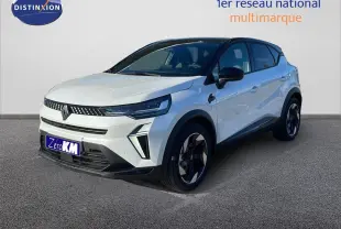 Renault Captur E-Tech hybride blanc nacré avec toit noir, vue 3/4 avant droit mettant en valeur ses feux LED et jantes noires.