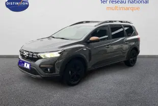 Vue 3/4 avant droite d'un Dacia Jogger gris schiste métallisé avec jantes noires et rétroviseurs couleur cuivre.