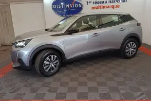 Peugeot E-2008 électrique gris clair vue de profil côté gauche, avec jantes alliage et détails noirs contrastants.