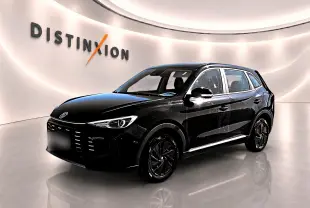 MG ZS 1.5 hybrid noir en 3/4 avant droit, avec jantes noires et calandre distinctive dans un showroom lumineux.