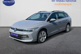 Volkswagen Golf SW VIII gris lunaire métal vue 3/4 avant droit, avec jantes alliage et toit ouvrant.