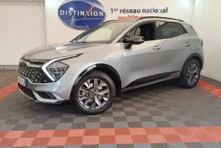 KIA Sportage gris clair vue 3/4 avant droit, avec calandre distinctive et rétroviseurs électriques ton caisse.