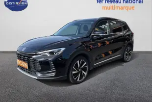 MG ZS 1.5L Hybrid+ 197ch Luxury noir Pebble Black, vue 3/4 avant droit avec jantes alliage distinctives.