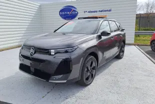 Vue 3/4 avant d'un Citroën C5 Aircross gris platinium avec toit noir, roues noires et calandre moderne.