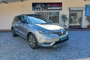Renault Espace gris 2017 en 3/4 avant droit, avec calandre chromée et jantes alliage distinctives.
