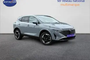 Nissan Qashqai 2025 gris Argile en 3/4 avant droit, avec calandre noire et jantes alu bicolores.