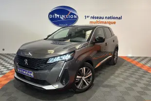 Peugeot 3008 gris Platinium en 3/4 avant droit, avec phares LED allumés et jantes alliage visibles.