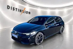 Volkswagen Golf 1.5 ETSI Evo2 150 R-Line noire vue 3/4 avant dans un showroom lumineux.