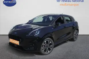 Ford Puma noir agate métal en vue 3/4 avant droit, mettant en valeur ses jantes alliage et ses phares LED.