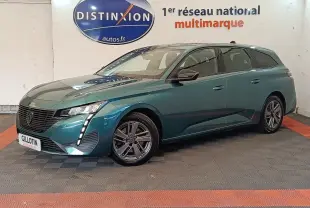 Peugeot 308 PureTech 130 en vert 3/4 avant droit, avec feux LED verticaux et jantes alliage visibles.