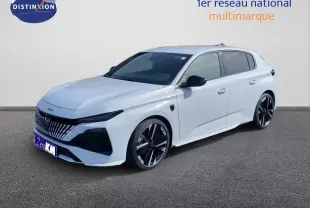 Peugeot 308 Hybrid 145ch GT blanc Okenite métal vue 3/4 avant droit avec jantes noires distinctives.