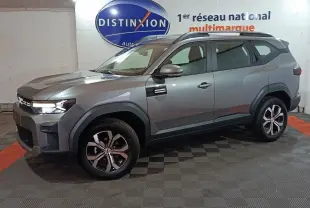 SUV Dacia Bigster gris foncé vu de profil côté gauche, avec jantes alliage et feux LED allumés.