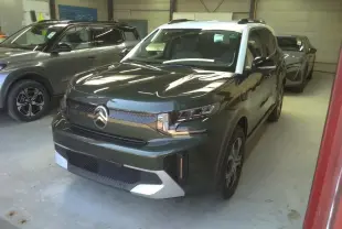 Citroën C3 Aircross 2025 vert Montana avec toit blanc, vue 3/4 avant droit dans un garage intérieur.