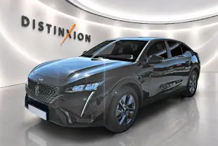 Peugeot 408 Hybrid 145 allure noir vue 3/4 avant avec phares LED et calandre distinctive en showroom.