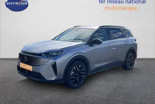 Peugeot 5008 gris Artense métal en 3/4 avant droit, avec jantes noires et calandre distinctive moderne.