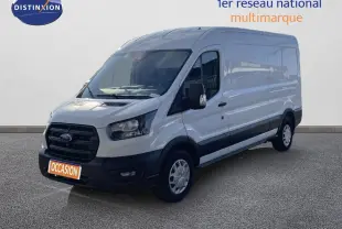 Ford Transit Fourgon blanc en 3/4 avant droit, avec calandre noire et pare-chocs noir contrastant.