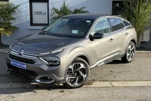 Citroën C4 Gris Platinium vue 3/4 avant droit, jantes alliage 18'' et signature lumineuse en V LED.