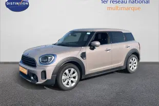 Vue 3/4 avant droit d'une MINI Countryman Cooper grise rooftop avec jantes argentées sur fond neutre.