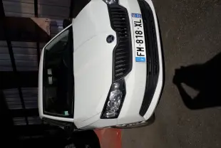 Vue avant d'une Skoda Fabia 1.0 active blanche de 2018 avec calandre noire et plaque d'immatriculation française.