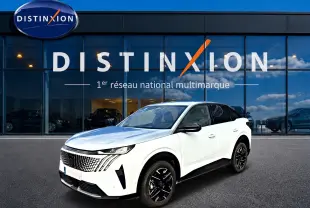 Peugeot 3008 blanc vue 3/4 avant droit, avec toit noir et jantes alliage noires devant showroom Distinxion.