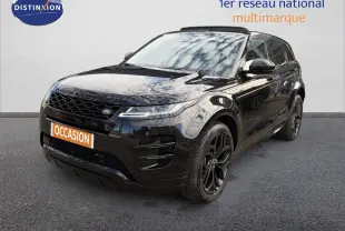Vue 3/4 avant d'un Range Rover Evoque P300e noir Santorini avec jantes noires et calandre distinctive.