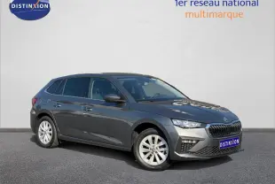 Skoda Scala gris en 3/4 avant droit, avec calandre chromée et jantes alu visibles sur fond neutre.