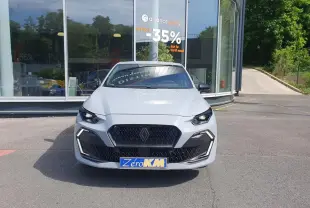 Renault Clio VI gris Rafale vue de face, calandre noire hexagonale et feux LED en signature lumineuse distinctive.