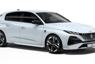 PEUGEOT 308 hybride blanc Okenite vue 3/4 avant droit avec calandre distinctive et jantes noires.