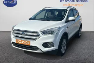 Ford Kuga blanc en 3/4 avant droit avec barres de toit et jantes alliage visibles sur sol gris.