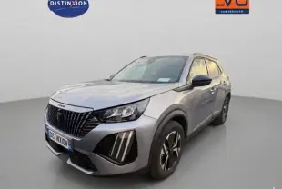 Peugeot 2008 Hybrid gris en 3/4 avant droit, avec calandre noire et jantes alliage 17 pouces visibles.