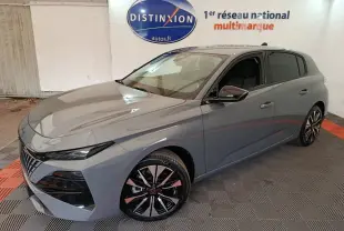 Peugeot 308 gris foncé vue 3/4 avant droit, avec jantes alliage noires et vitres teintées, en intérieur showroom.