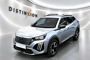 Peugeot 2008 gris Artense vue 3/4 avant droit, avec calandre distinctive et jantes alliage noires.