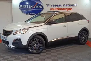 Peugeot 3008 blanc vue 3/4 avant droit, avec jantes noires et toit noir contrasté en intérieur showroom.