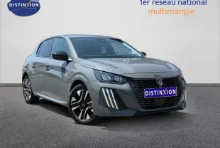 Peugeot 208 gris Artense vue 3/4 avant avec calandre noire et feux LED verticaux distinctifs.