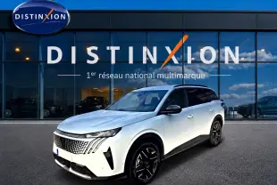 Peugeot 5008 Hybrid 145 allure e-dcs6 blanc, vue 3/4 avant droit, jantes alu noires et toit noir contrasté.