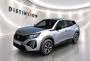 Peugeot 2008 gris en 3/4 avant droit, avec jantes noires et toit noir dans un showroom lumineux.