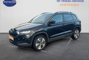 Vue 3/4 avant droite d'un Skoda Karoq noir Magic Metal avec jantes biton et toit ouvrant visible.