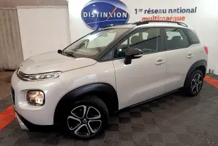 Citroën C3 Aircross blanc vue 3/4 avant droit, avec jantes alliage et barres de toit noires visibles.