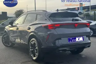 Vue 3/4 arrière droite d'un CUPRA Formentor gris 2025 avec feux arrière LED et jantes noires distinctives.