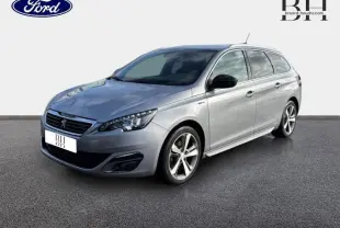 Peugeot 308 SW gris Artense vue 3/4 avant droit, break compact avec jantes alliage et rétroviseurs noirs.