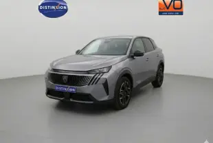 Peugeot 3008 Hybrid 145 e-DCS6 Allure gris en 3/4 avant droit avec jantes alliage 19 pouces dans studio blanc.