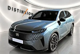 Peugeot 3008 bleu en 3/4 avant droit, avec calandre distinctive et jantes alliage noires brillantes.
