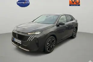 Peugeot 3008 Hybrid gris en 3/4 avant droit avec jantes alliage noires et signature lumineuse distinctive.