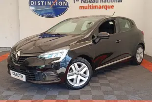 Renault Clio Business E-TECH 140 vue 3/4 avant en noir brillant avec jantes alliage et phares LED allumés.